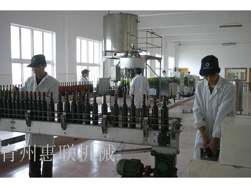 紅酒灌裝機現場圖片