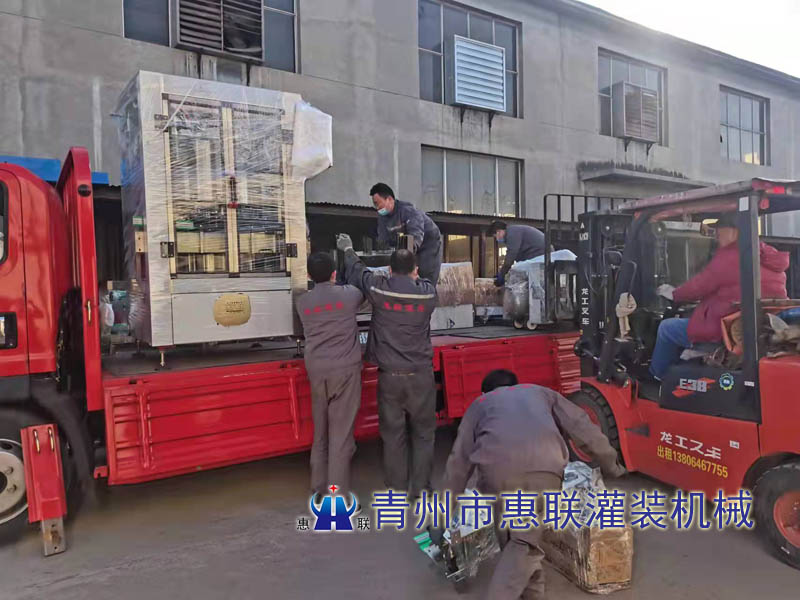 整套油類灌裝設備生產線發往臨沂